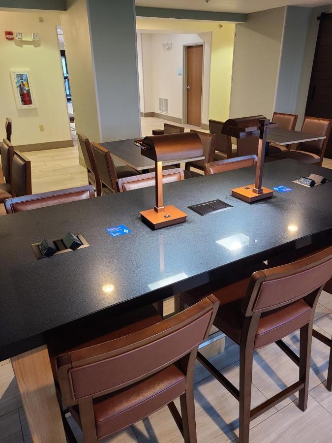 Holiday Inn Express Hotel & Suites Sheldon By Ihg Bagian luar foto