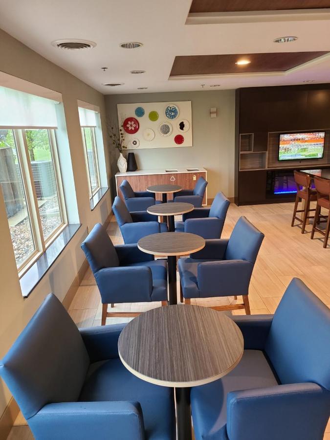 Holiday Inn Express Hotel & Suites Sheldon By Ihg Bagian luar foto