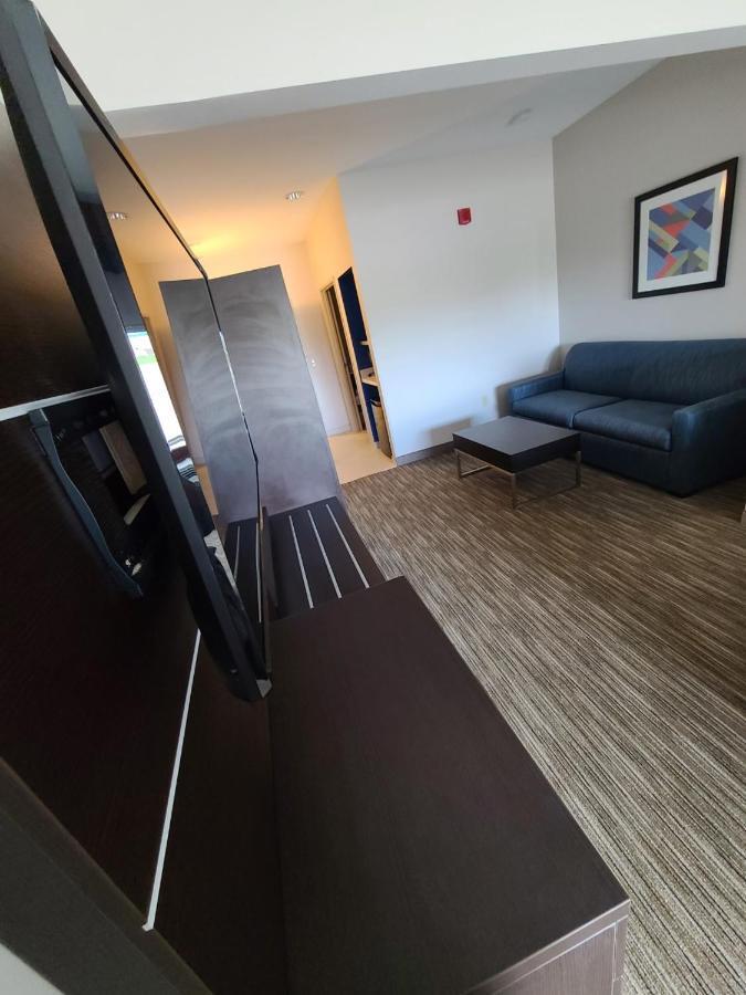 Holiday Inn Express Hotel & Suites Sheldon By Ihg Bagian luar foto