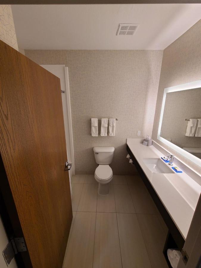 Holiday Inn Express Hotel & Suites Sheldon By Ihg Bagian luar foto